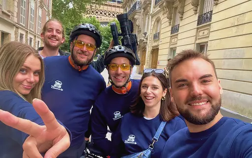 Photo de l'équipe devant le tandem à la tour Eiffel